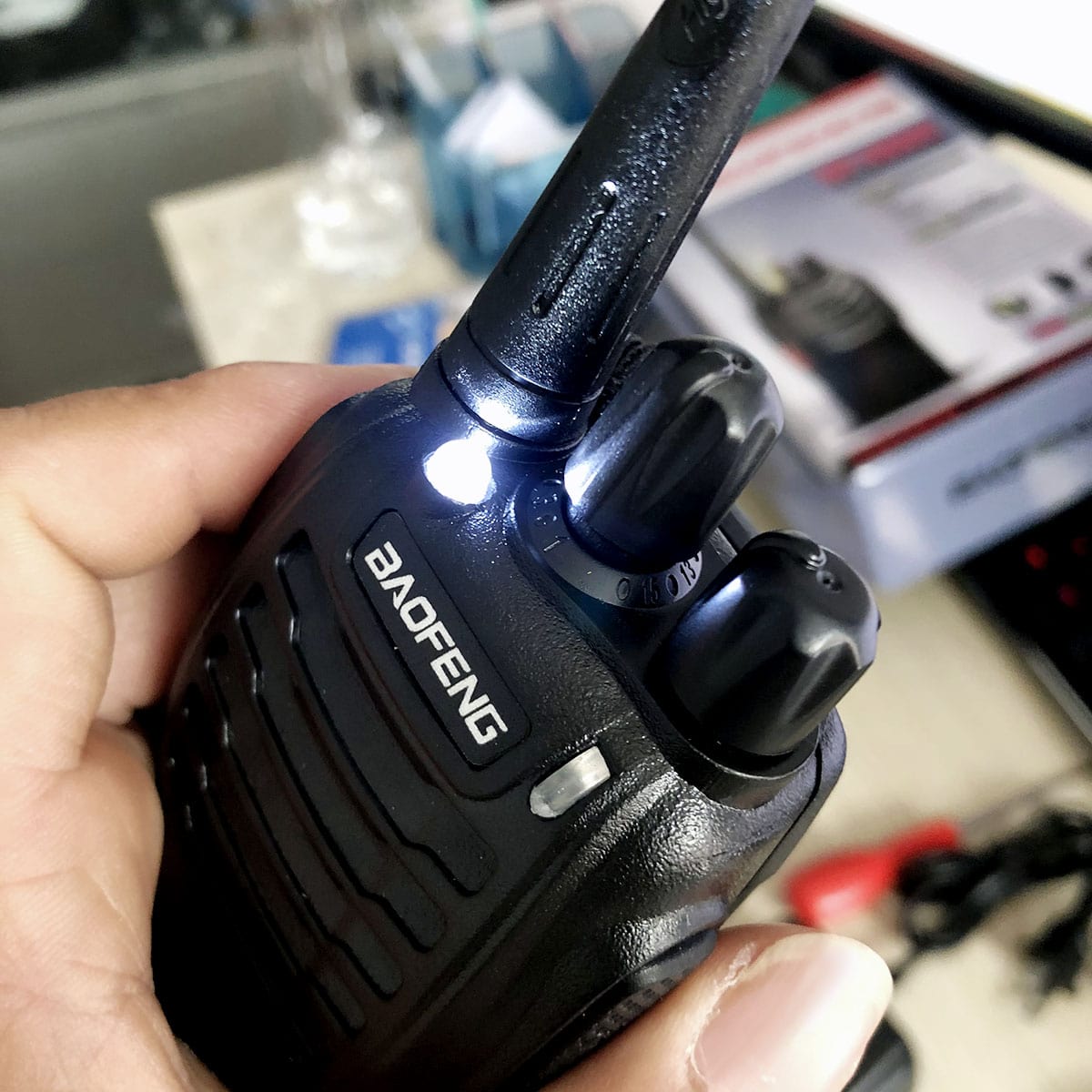 tính năng đèn pin của bộ đàm baofeng